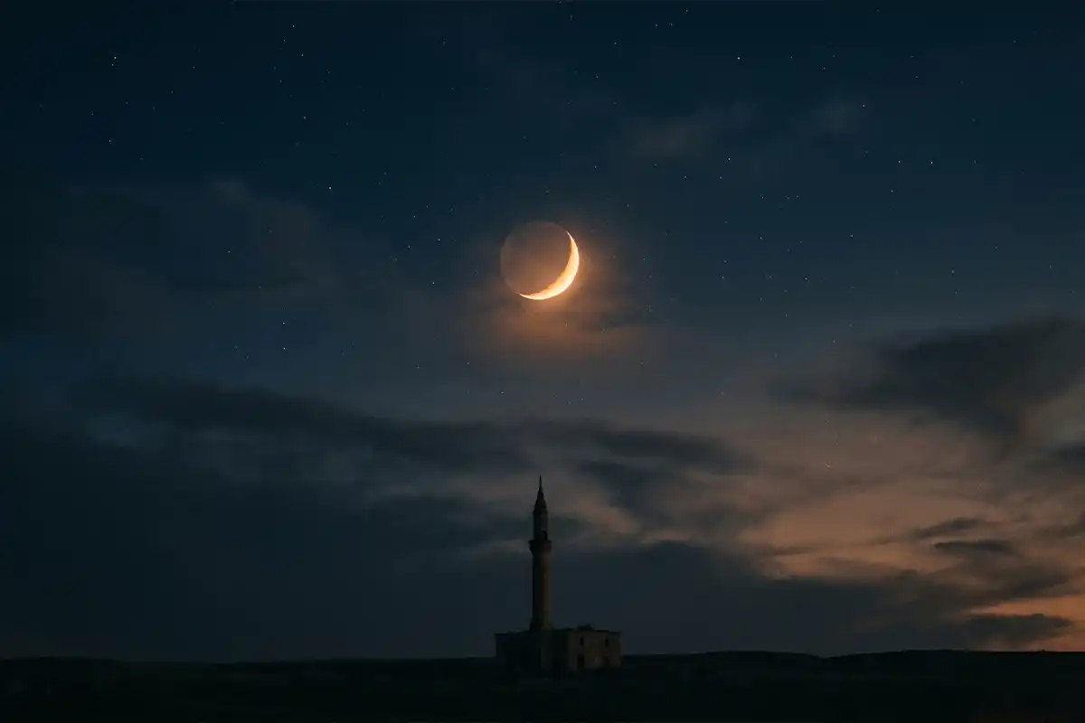 Hicrî takvim, gece gökyüzünde hilal ve minare silüeti